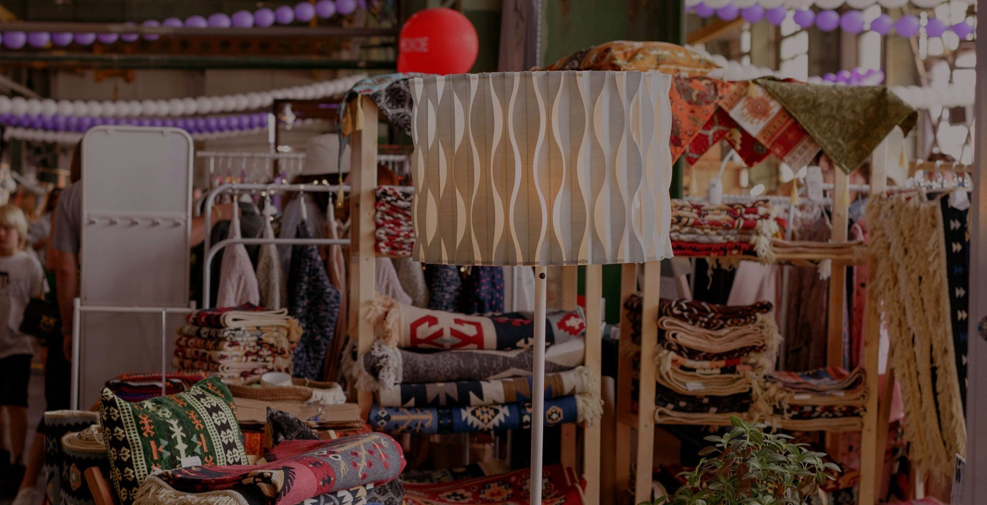 Photo marché d'objets et de vêtements de la page programmation